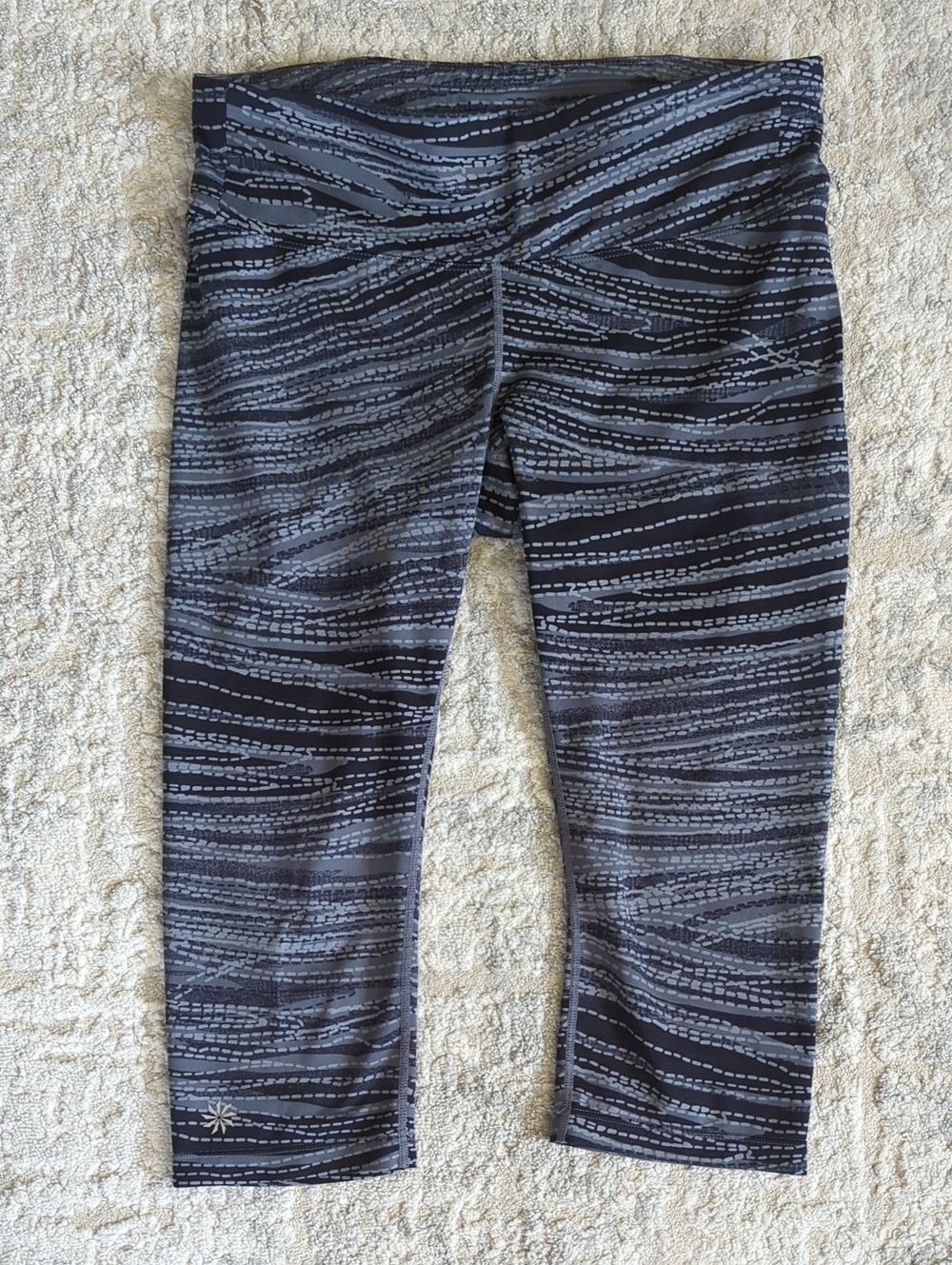 Athleta Black and Gray Patterned Cropped Leggings Size Small